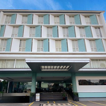 Luxury Malioboro Hotel Джокякарта Екстериор снимка