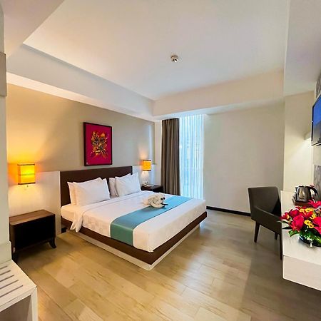 Luxury Malioboro Hotel Джокякарта Екстериор снимка