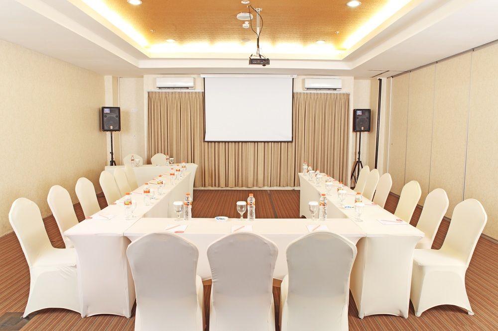 Luxury Malioboro Hotel Джокякарта Екстериор снимка