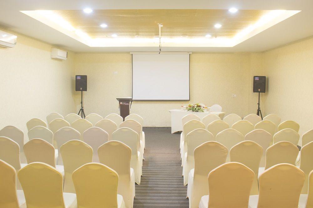 Luxury Malioboro Hotel Джокякарта Екстериор снимка