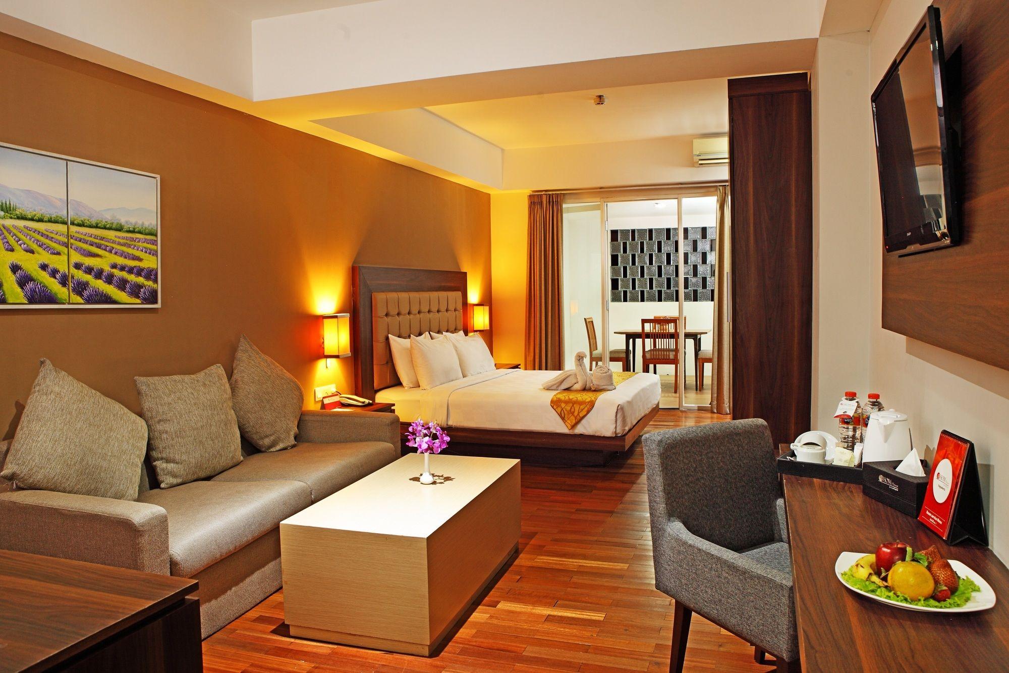 Luxury Malioboro Hotel Джокякарта Екстериор снимка