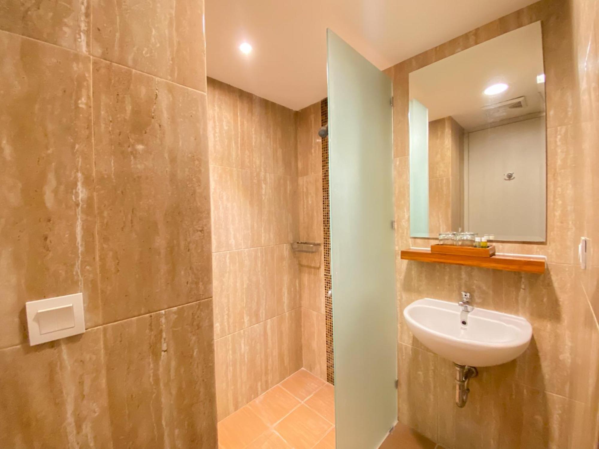 Luxury Malioboro Hotel Джокякарта Екстериор снимка