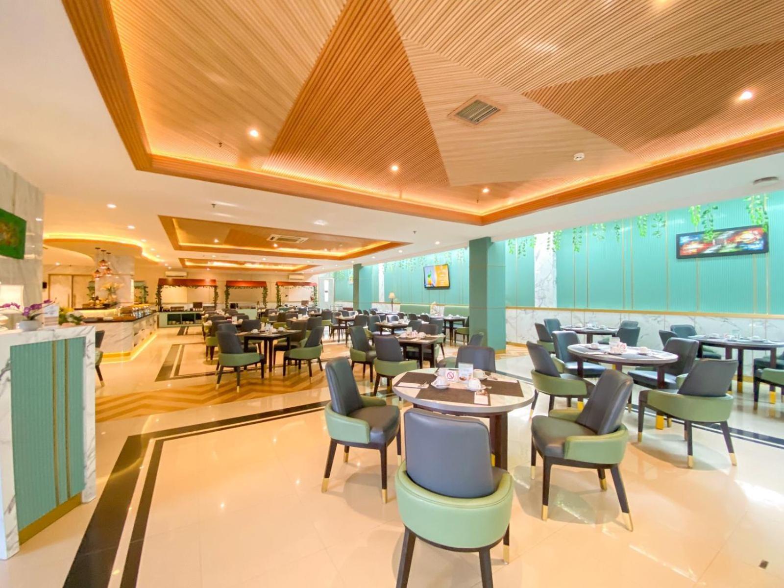 Luxury Malioboro Hotel Джокякарта Екстериор снимка