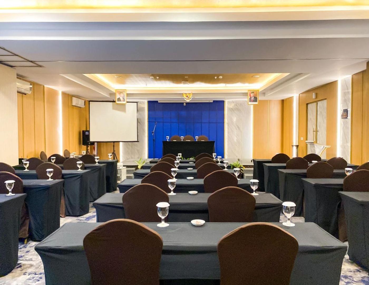 Luxury Malioboro Hotel Джокякарта Екстериор снимка
