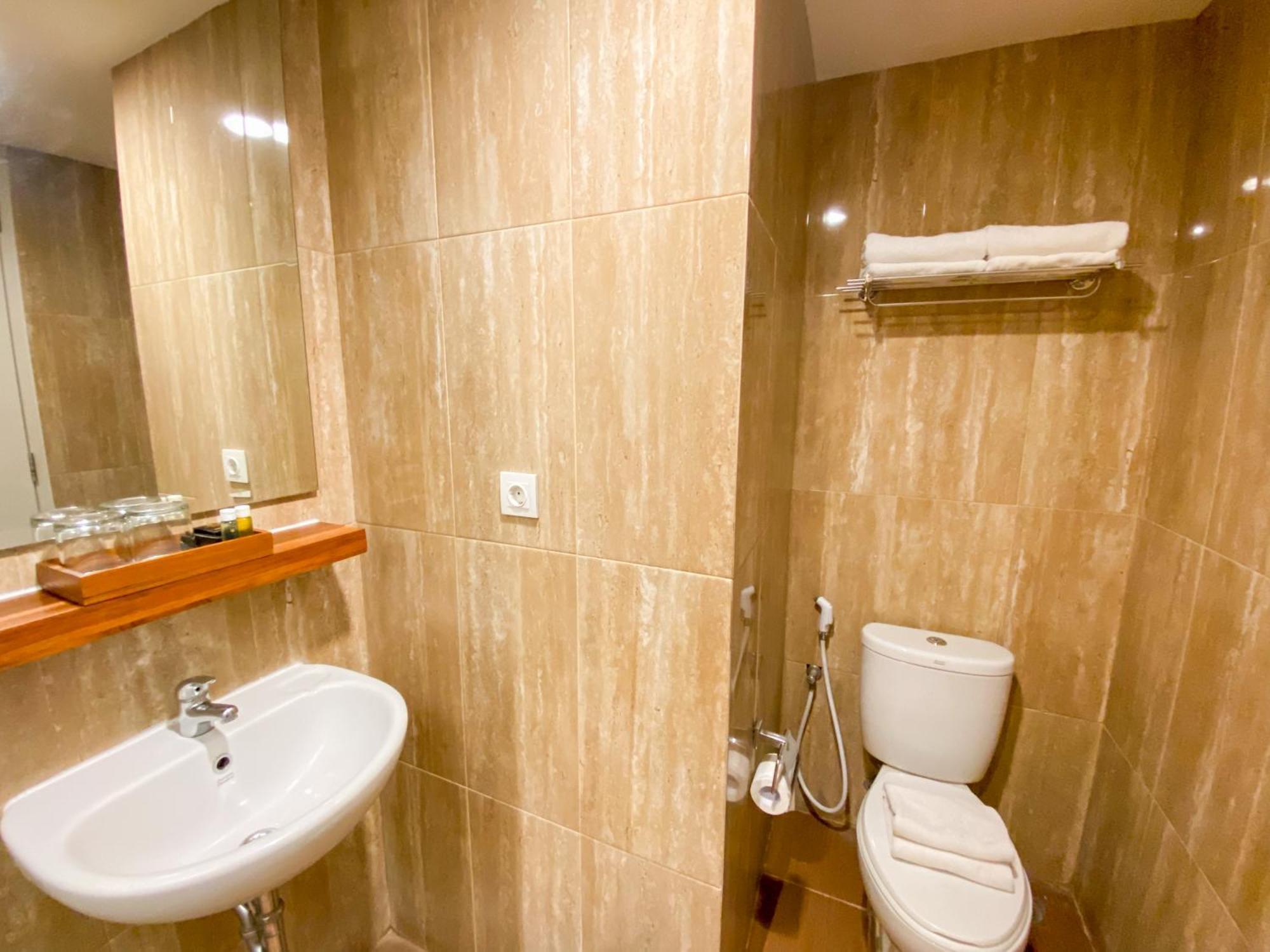 Luxury Malioboro Hotel Джокякарта Екстериор снимка