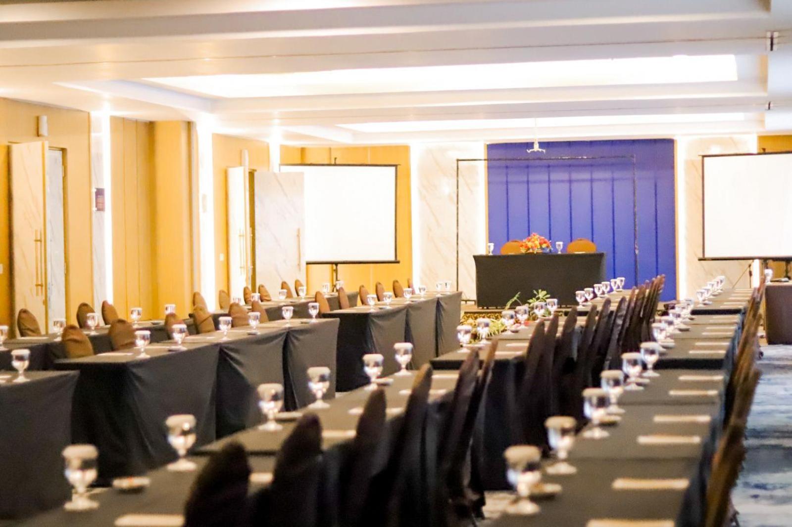 Luxury Malioboro Hotel Джокякарта Екстериор снимка