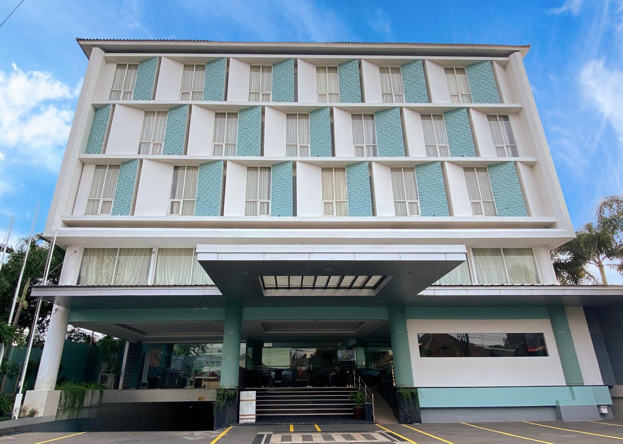 Luxury Malioboro Hotel Джокякарта Екстериор снимка