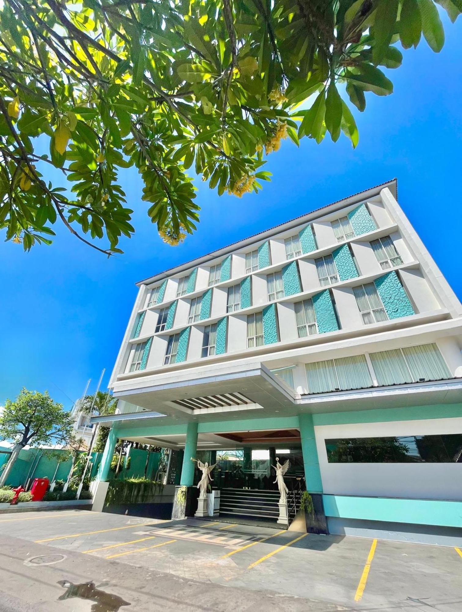 Luxury Malioboro Hotel Джокякарта Екстериор снимка
