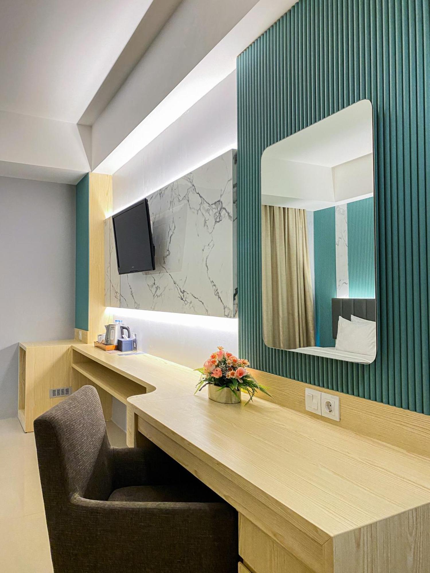 Luxury Malioboro Hotel Джокякарта Екстериор снимка