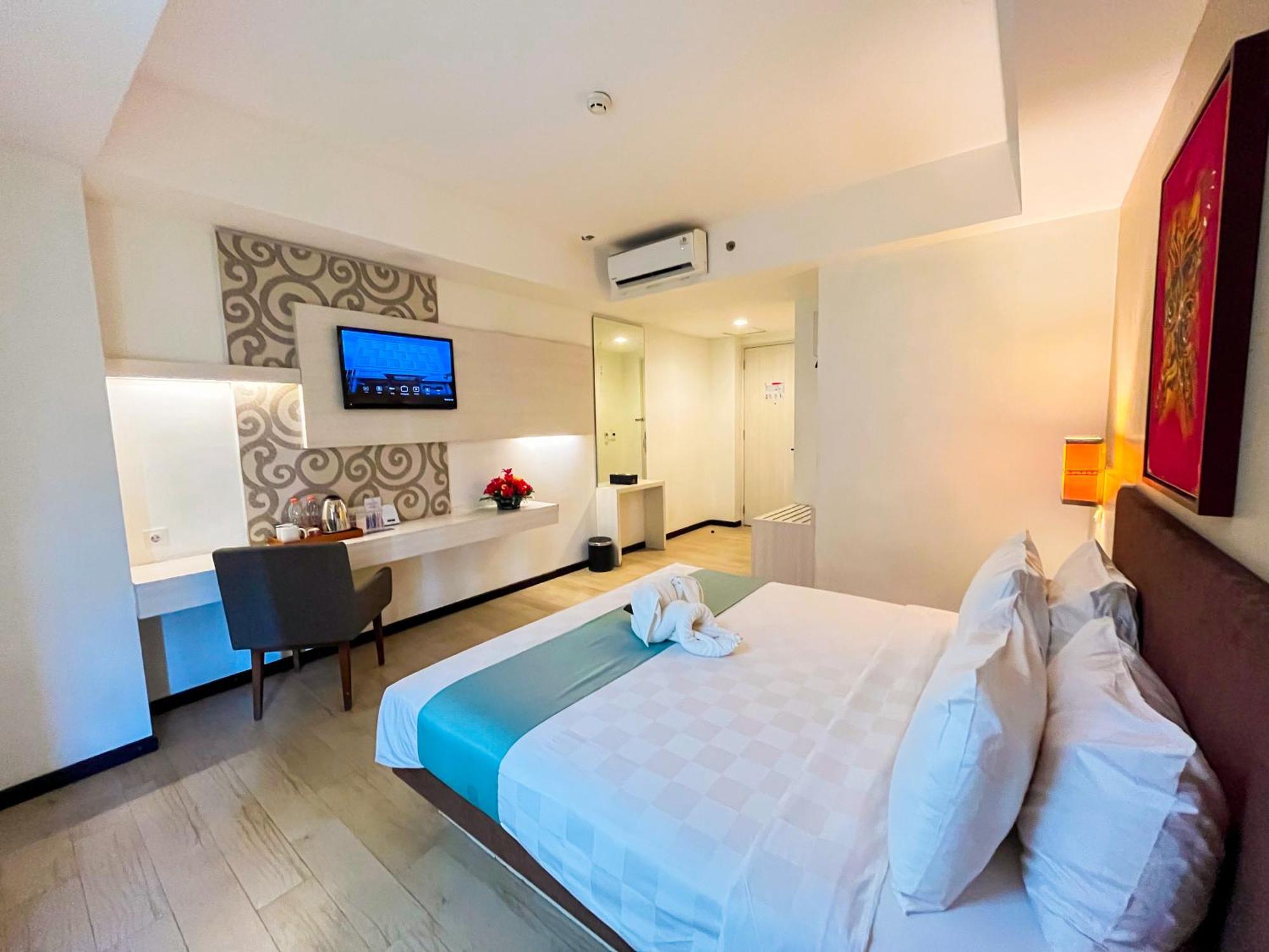 Luxury Malioboro Hotel Джокякарта Екстериор снимка