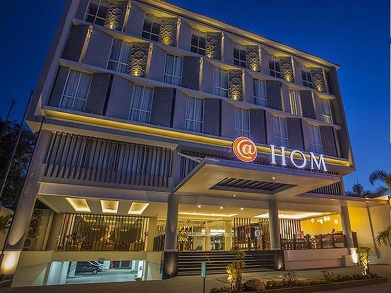 Luxury Malioboro Hotel Джокякарта Екстериор снимка