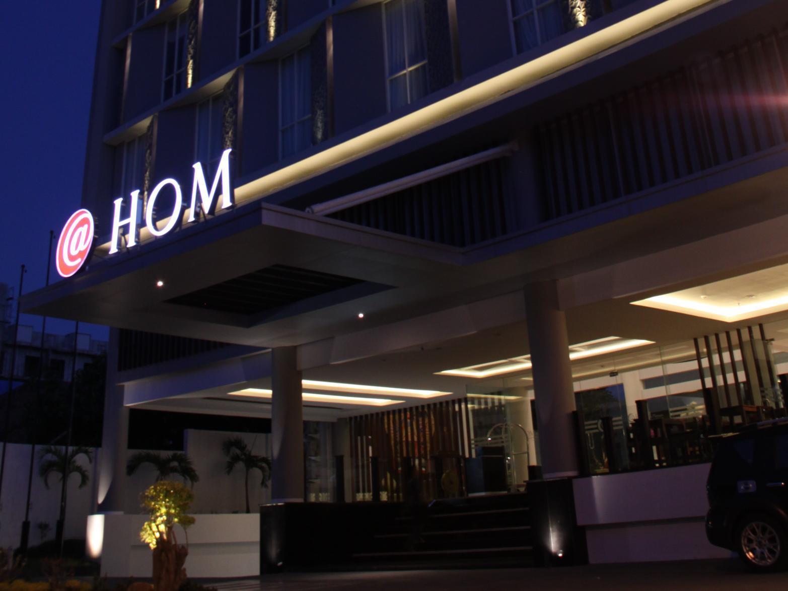 Luxury Malioboro Hotel Джокякарта Екстериор снимка