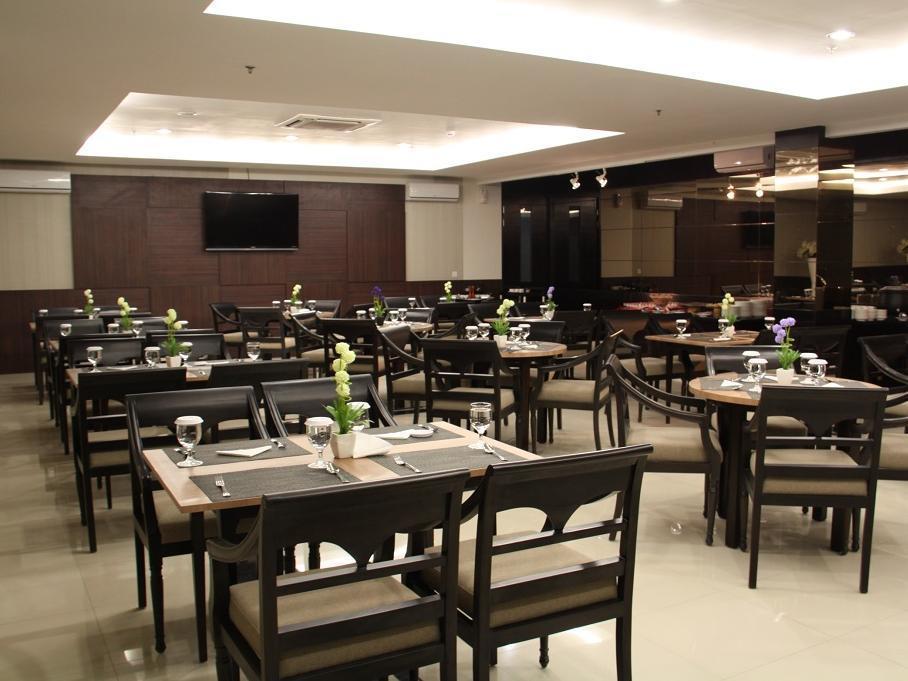Luxury Malioboro Hotel Джокякарта Екстериор снимка