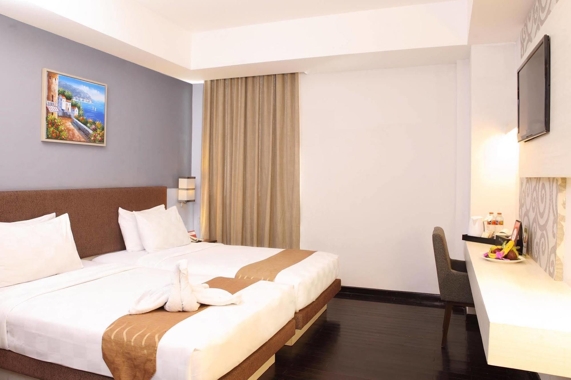 Luxury Malioboro Hotel Джокякарта Екстериор снимка