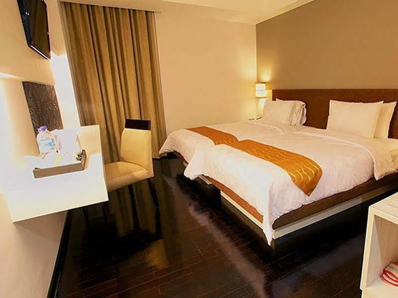 Luxury Malioboro Hotel Джокякарта Екстериор снимка