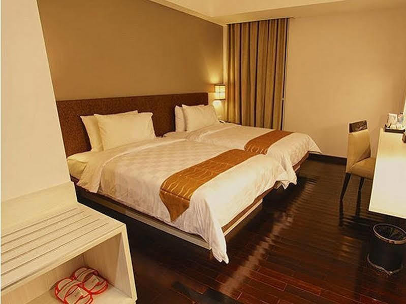 Luxury Malioboro Hotel Джокякарта Екстериор снимка