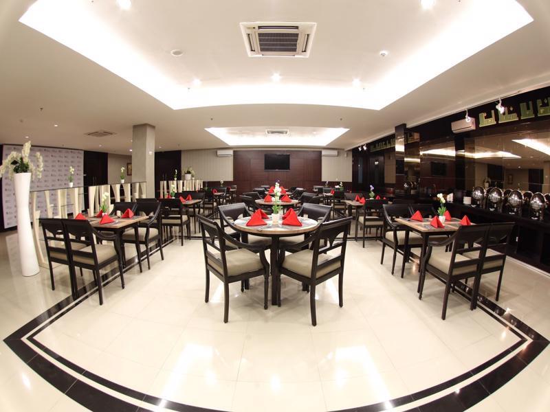 Luxury Malioboro Hotel Джокякарта Екстериор снимка