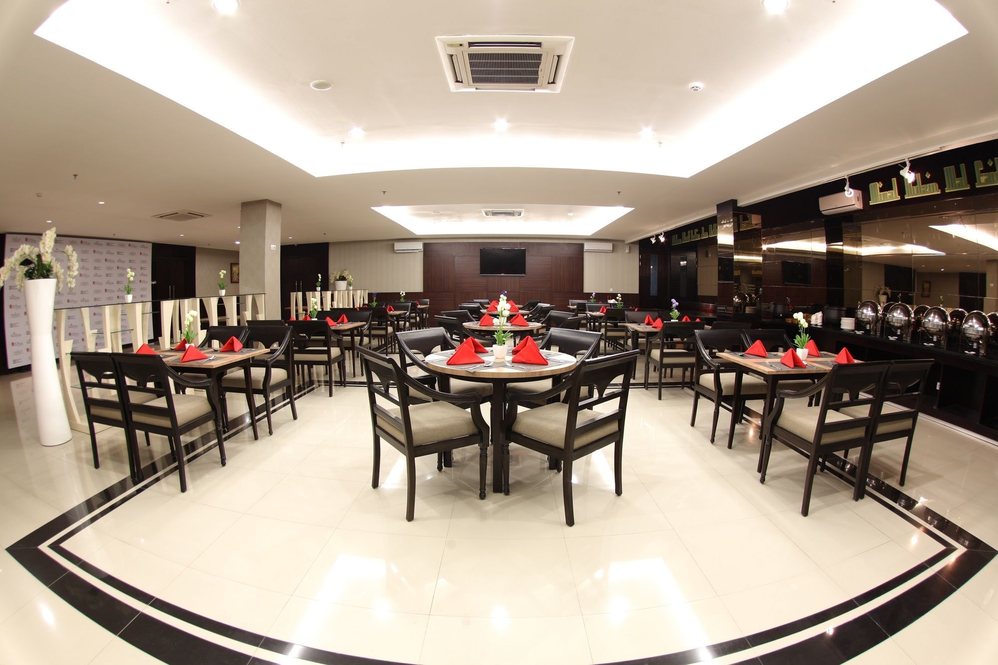 Luxury Malioboro Hotel Джокякарта Екстериор снимка