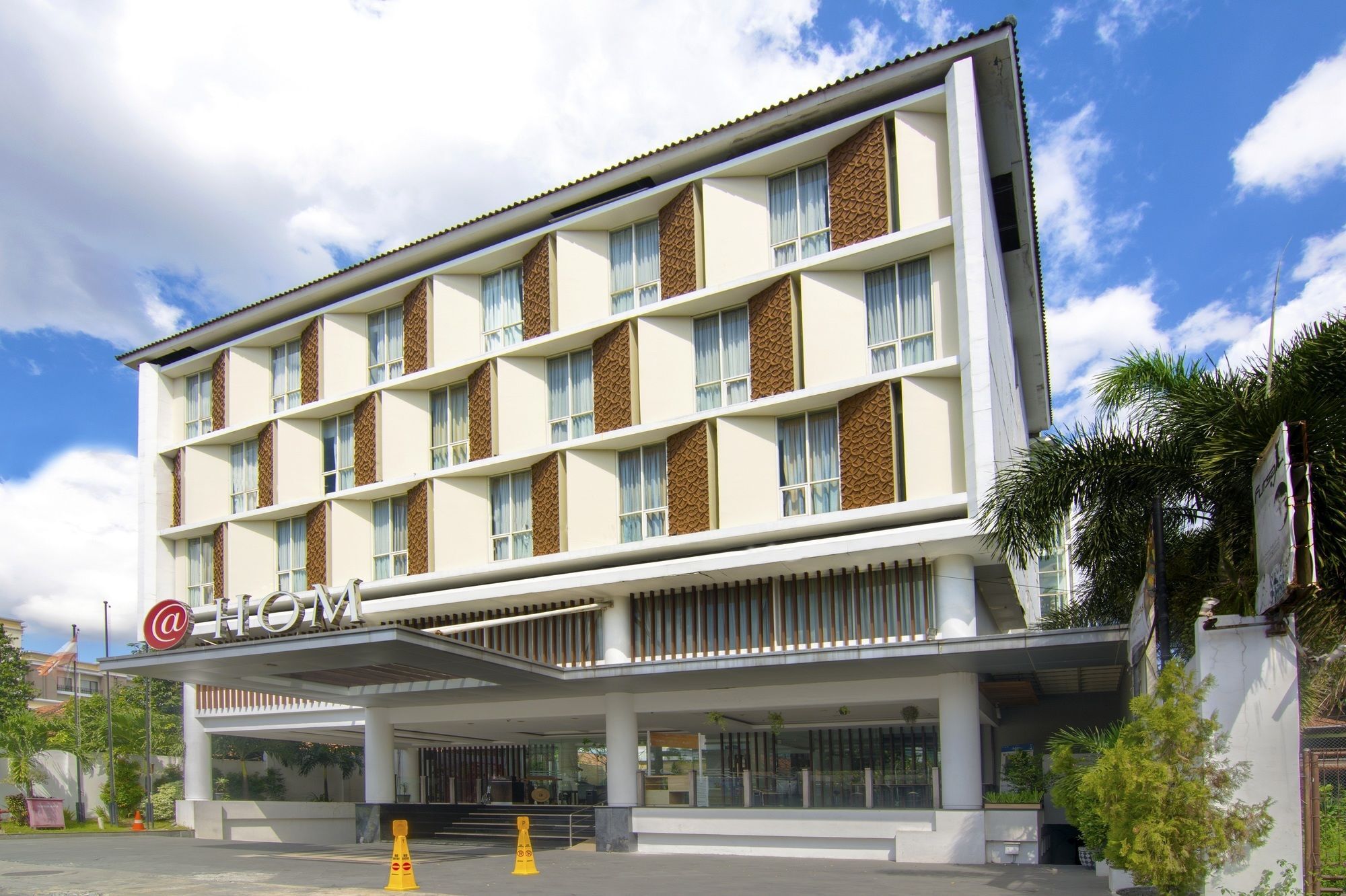 Luxury Malioboro Hotel Джокякарта Екстериор снимка
