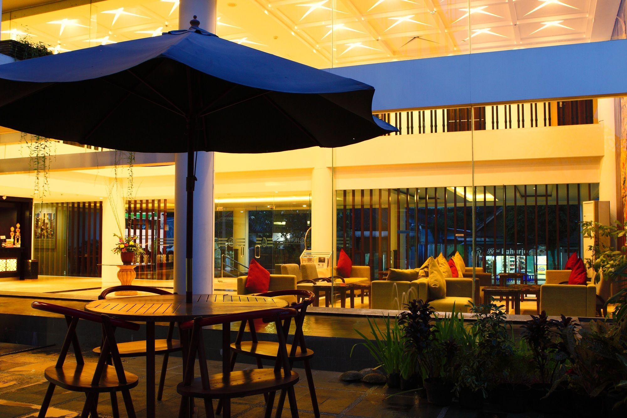 Luxury Malioboro Hotel Джокякарта Екстериор снимка