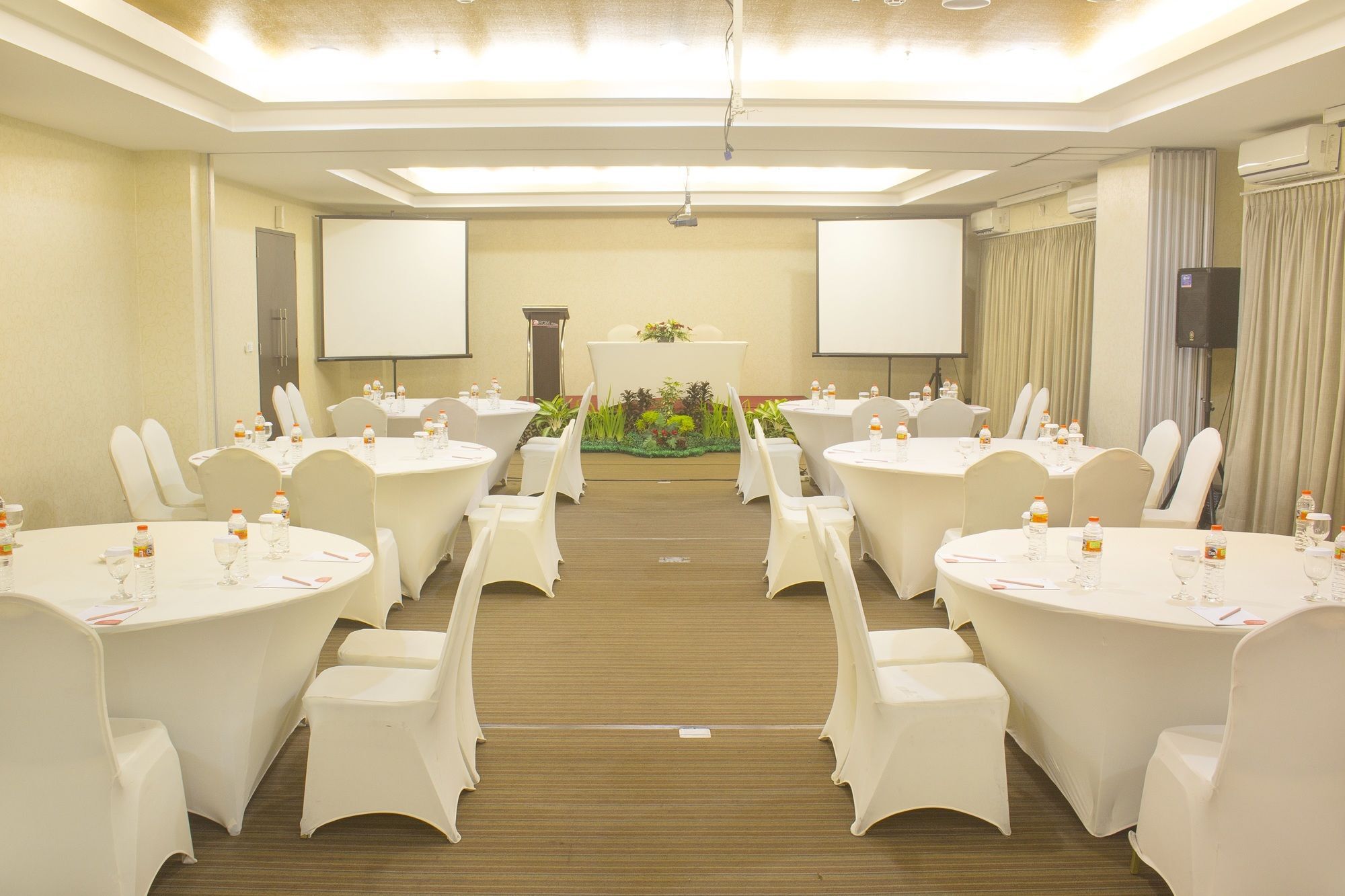 Luxury Malioboro Hotel Джокякарта Екстериор снимка