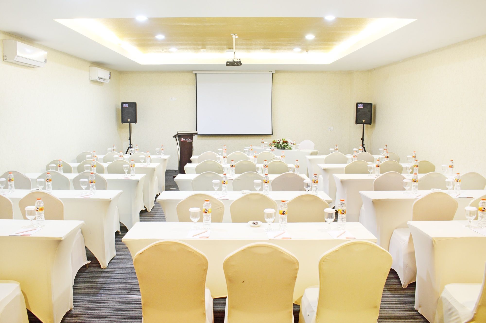 Luxury Malioboro Hotel Джокякарта Екстериор снимка