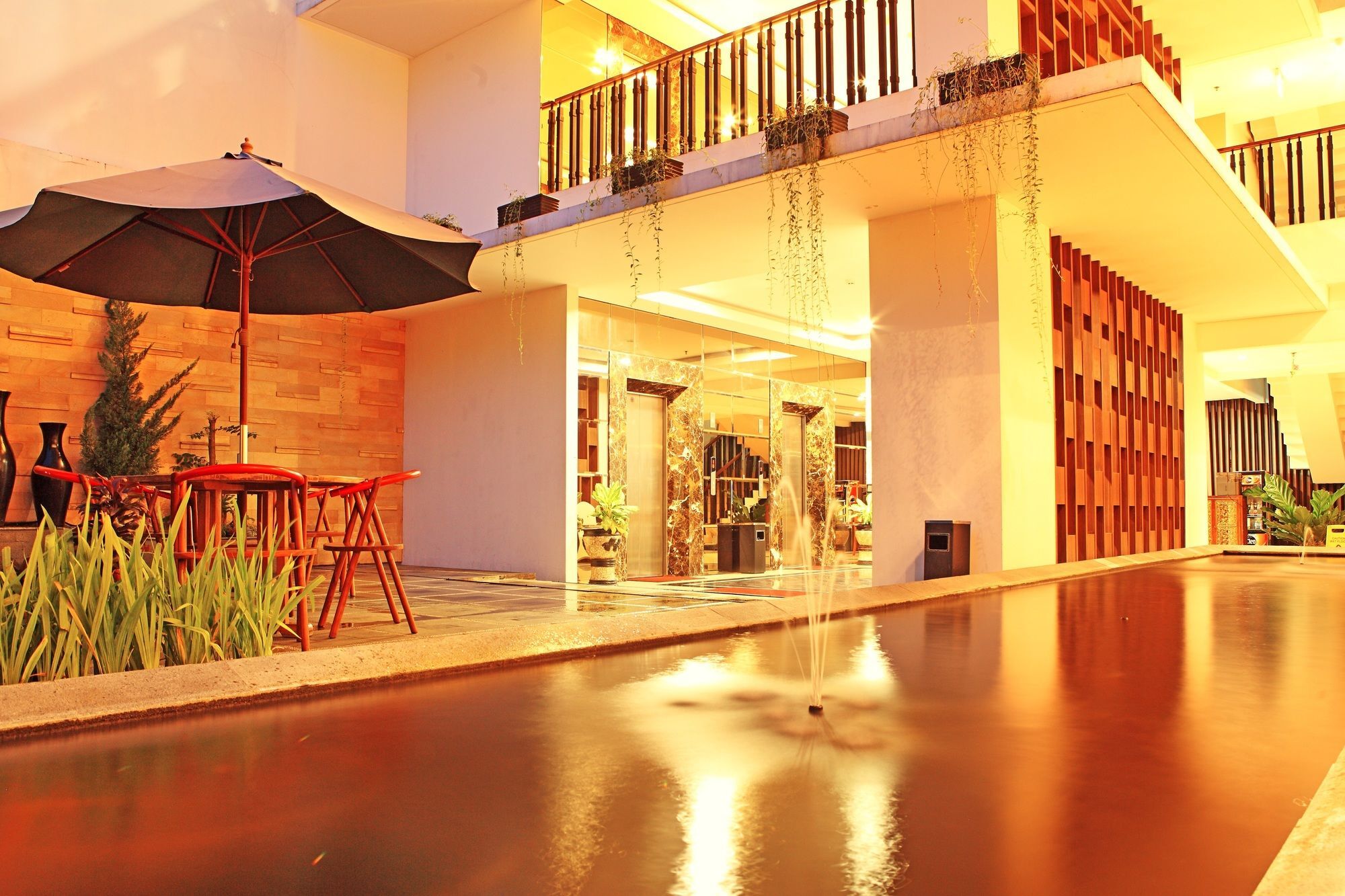 Luxury Malioboro Hotel Джокякарта Екстериор снимка