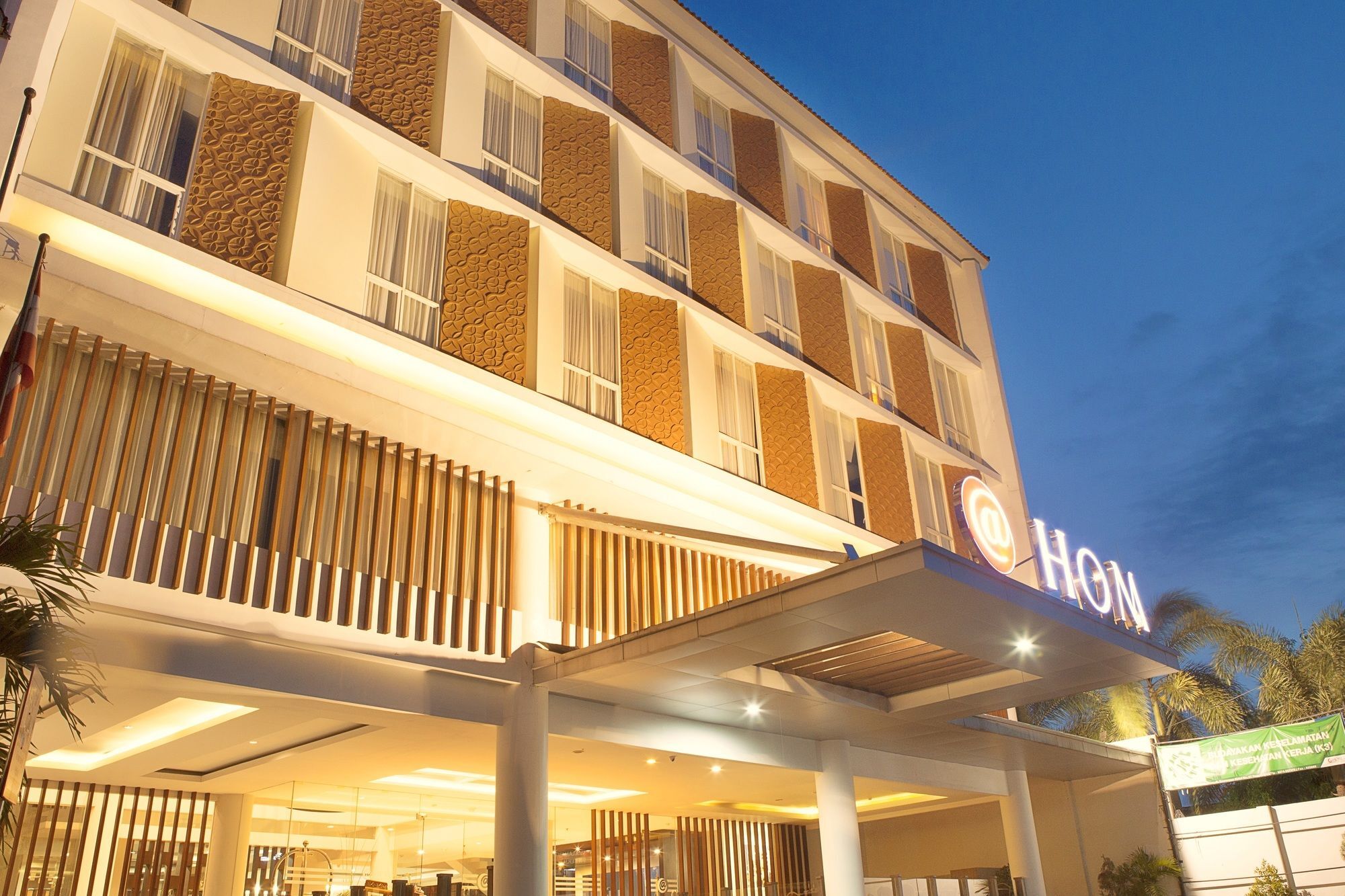 Luxury Malioboro Hotel Джокякарта Екстериор снимка